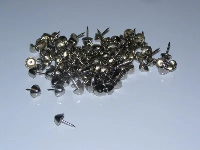 Mezerníky kovové 100 ks - bodec 7 mm