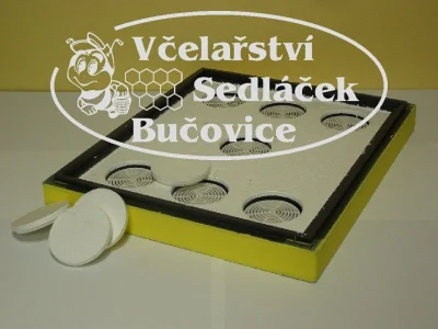Úl 42x. víko vnitřní s krmnými otvory, plast.