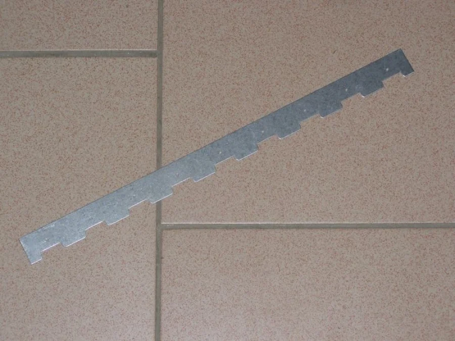 Fotografie 1 z 1: Hřeben kovový 372 mm, 9 rámků, ouška 19 mm